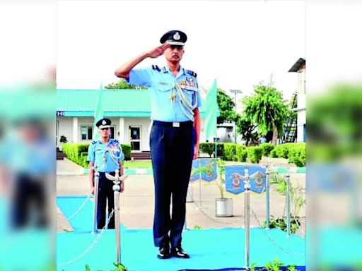 Air Marshal Vijay Kumar Garg visit Kanpur Air Base | Kanpur News - Times of India