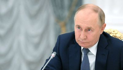 Putin warns the US of Cold War-style missile crisis