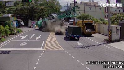 過彎出事！吊車沒固定好滑落 吊臂狠砸垃圾車