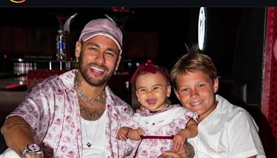 Neymar encanta a web ao postar fotos com os filhos