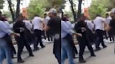 Pelea entre meseros, comensales y policías para evitar arresto de camarera en CDMX