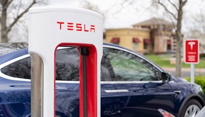 Tesla despide a la mayoría del equipo de estaciones de carga y los clientes quedan a oscuras - La Opinión