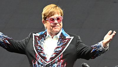 Así es como puede comprar la ropa de Elton John: el cantante subasta sus pertenencias en línea
