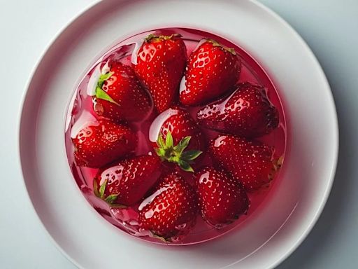 Prepara gelatina de fresas y limón llena de vitaminas y calcio