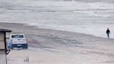 Video: robó, la Policía lo persiguió y se metió al mar para no ser detenido