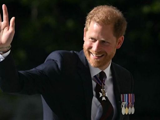 Prince Harry ‘turns the tables and paps reporter’ in hilarious exchange