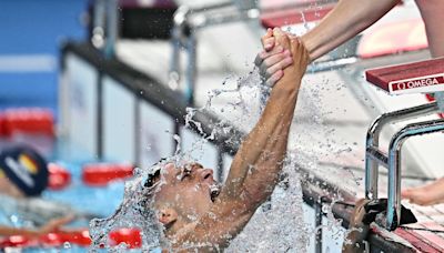 Caeleb Dressel llora al apoderarse de un nuevo oro olímpico tras superar episodios depresivos