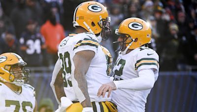 Roaring Crowd, Aaron Rodgers Greets Donald Trump on UFC Fight Night