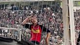 Imagen vergonzosa: hincha de Colo Colo es captado realizando gestos racistas contra la parcialidad de Fluminense - La Tercera