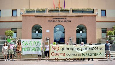 El Gobierno de Pozuelo expulsa del pleno municipal a un grupo de vecinos por protestar contra la tala de 70 hectáreas de bosque