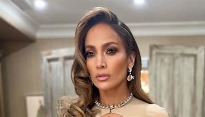 5 vestidos drapeados con efecto 'vientre plano' de Zara, Stradivarius y Mango tan favorecedores como el de Jennifer Lopez