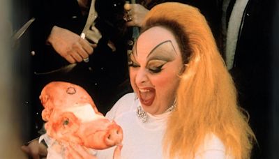 Sexo, drogas y canibalismo: “Pink Flamingos”, la película de culto más escandalosa de la historia