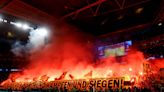 Insólito: aficionados del Borussia Dortmund cuelan decenas de bengalas en el estadio de Wembley