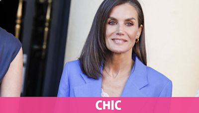 La reina Letizia con un nuevo traje de lino morado para acudir al estreno de un documental sobre mujeres de África