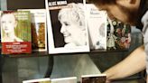 La escritora canadiense Alice Munro, nobel de Literatura en 2013, fallece a los 92 años