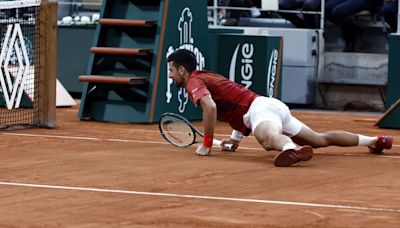 Djokovic se retira de Roland Garros por su lesión en la rodilla derecha