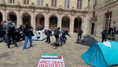 Policía francesa irrumpe en la universidad de la Sorbona para desalojar a activistas propalestinos