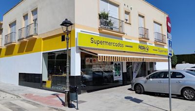 Piedra reabre su supermercado en Encinarejo tras una reforma integral