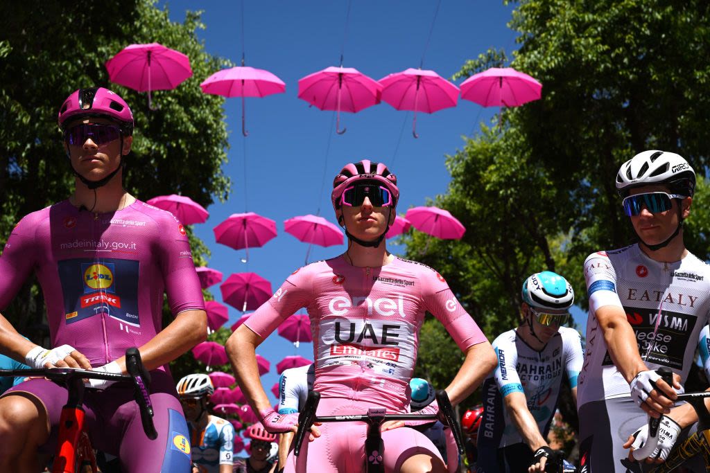 Giro d'Italia stage 9 live: The race head to the coast in Naples