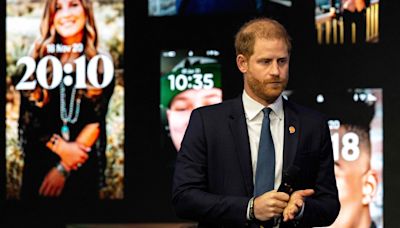 Prince Harry reveals who’s on his phone wallpaper as he receives standing ovation in NYC for…