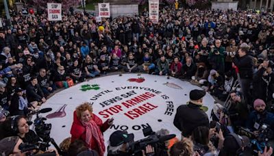 At Brooklyn Seder Protest, Jewish New Yorkers Target Schumer Over Aid