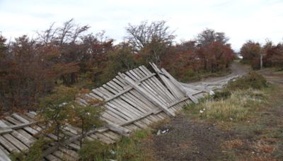 Cerco de madera del Parque María Behety en el suelo