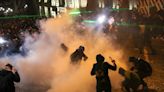 Polícia da Geórgia usa canhão de água e gás lacrimogêneo para dispersar segundo dia de protestos