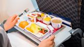 Qué comida sí se puede llevar en el avión