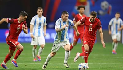 Campeón Argentina supera difícil prueba en debut de Copa América ante Canadá y envía señales a Brasil