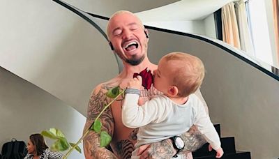 'Feliz de estar en casa', J Balvin celebra el bautizo de su hijo, Río, en Colombia