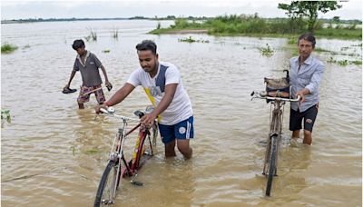 Heavy Rains Wreak Havoc in Haridwar, Vehicles Caught in Strong Currents