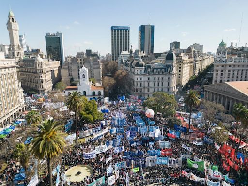 Organizaciones sociales y sindicales marchan contra el Gobierno de Milei: “El hambre es un crimen”