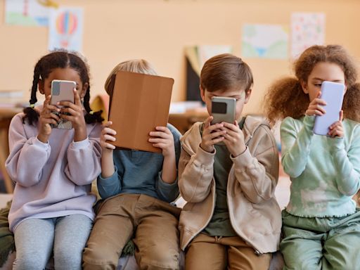 Movimento de mães defende banir o celular dentro das escolas