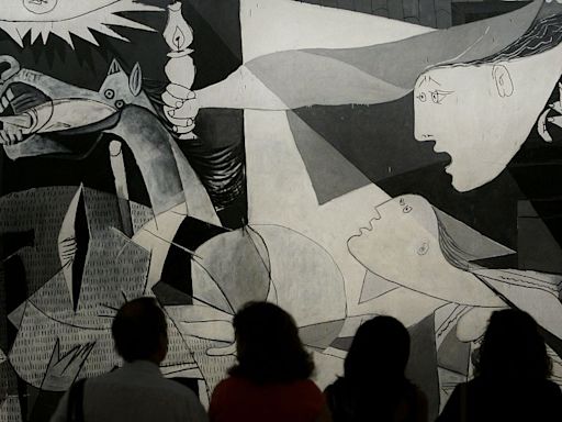 An Italian artist is attempting to recreate Picasso’s “Guernica” in less than a fortnight