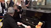 英鋼琴家帶小熊維尼陪演奏 小粉紅批「炒作博眼球」痛罵不配當紳士