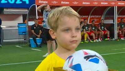 Mirko, un todoterreno: el hijo de Marley fue el encargado de llevar la pelota con la que jugaron Argentina y Canadá en Nueva Jersey