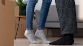Las diferencias entre andar descalzo y con zapatillas en tu casa: qué es lo más conveniente para tu pie, según un podólogo