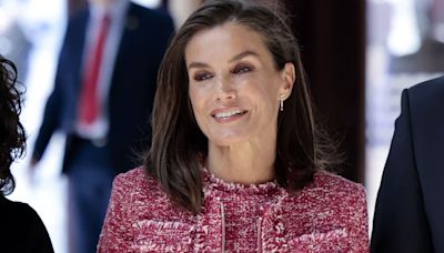 La reina Letizia innova con un pantalón superancho y zapatillas tras mostrar abdominales hace dos años