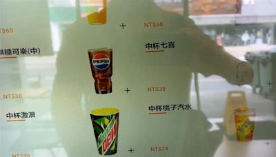 孩點餐機狂點156杯紅茶 家長滑手機不管