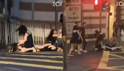 香港街頭全武行！10人混戰「狂扯頭髮」 鞋子被打飛慘趴在地│TVBS新聞網