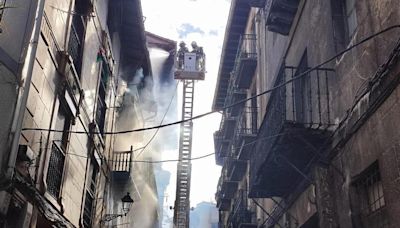 Mutriku: una mujer y su hijo sufren quemaduras tras el incendio de un edificio de viviendas del casco antiguo