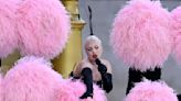 JO 2024: Lady Gaga a chanté avec ses fans devant son hôtel à Paris