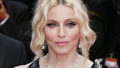 Madonna : À 65 ans, la star enflamme la toile en posant topless aux côtés d'un mystérieux jeune homme