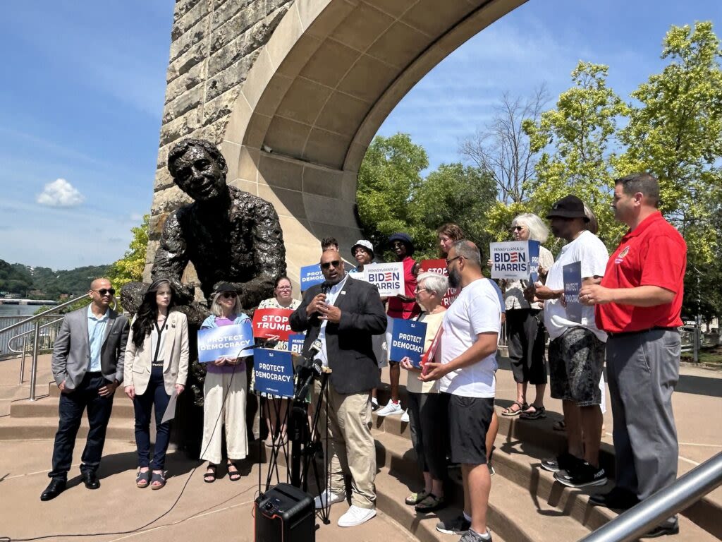 Former Capitol police officers attacked on Jan. 6 campaign for Biden in Pittsburgh