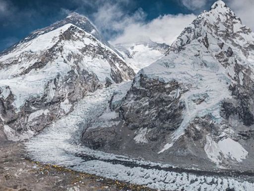 Un alpinistas nepalí y uno británico vuelven a batir sus propios récords al ascender con éxito al Everest