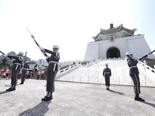 中正紀念堂儀隊戶外操演挨轟酷刑！林楚茵竟扯國民黨造謠 樊啓明一句話電爆