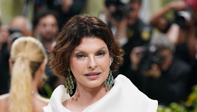 Linda Evangelista regresa a la gala del Met con el rostro al descubierto tras quedar desfigurada por un tratamiento estético