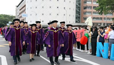 長庚大學訂製學位袍初登場 112學年畢業典禮「超有型」