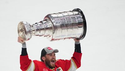 Matthew Tkachuk brings Stanley Cup home to St. Louis