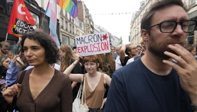 En direct : des milliers de manifestants à Paris contre le "coup de force" d’Emmanuel Macron